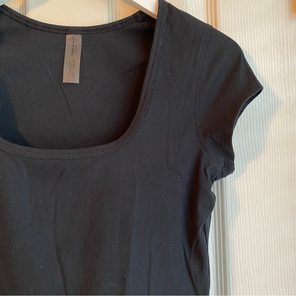 EUC Outdoor Voices SuperformRib Shortsleeve in Black, Size Medium - Picture 2 of 4